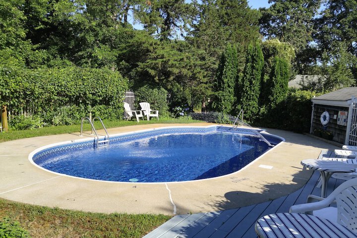 Allen Harbor Breeze Inn & Gardens