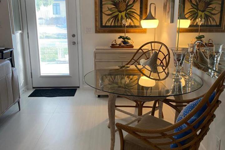 Closest 1BR to Vanderbilt Beach full kitchen with dishwasher, ALL NEW!