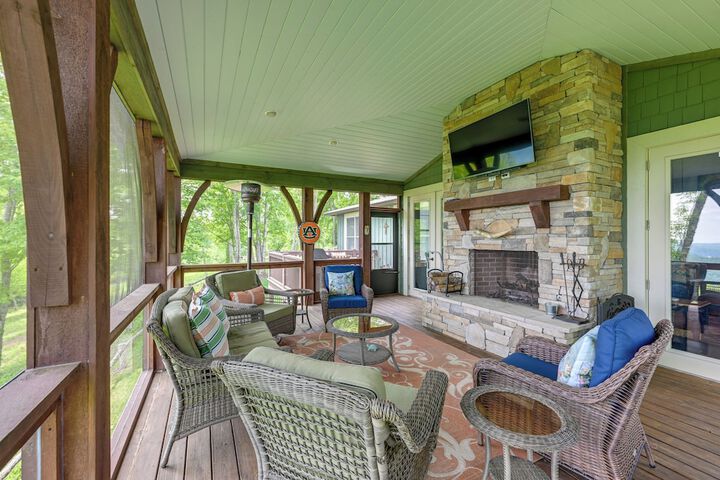 On 22 Acres: Cullowhee Craftsman Home w / Mtn Views
