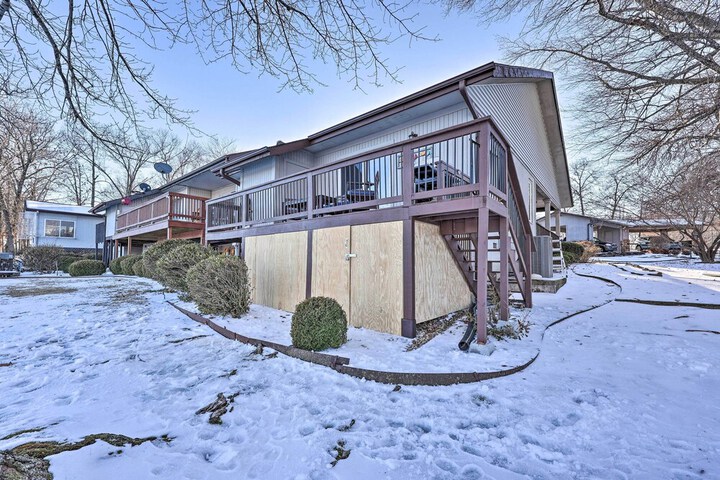 Bella Vista Home w / Deck + Trails: on Golf Course!