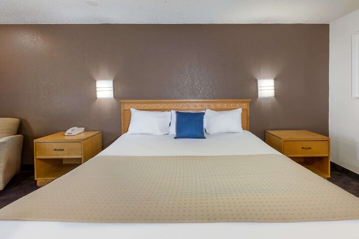 Room 6 of 18