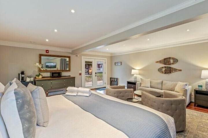 The Aurora Inn & Cottages