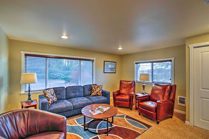 Peacock Hill Retreat on 1 Acre 1 Mi to Harbor