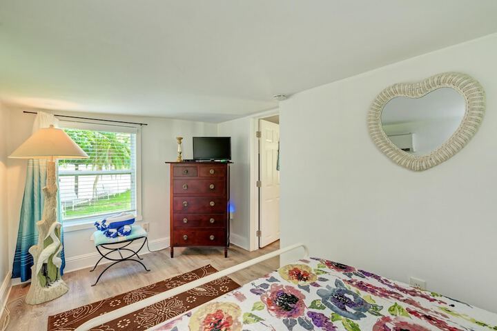 AMI Lighthouse Cottage-one Minute Walk To The Beach-keyless Locks
