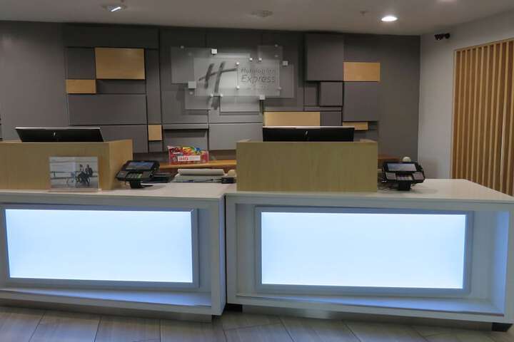 Holiday Inn Express & Suites Burlington by IHG