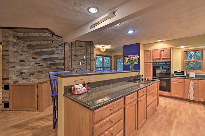 Spacious Lakehouse w / Deck Kayaks, & Dock!
