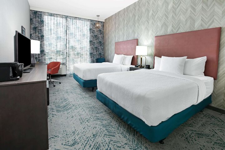 La Quinta Inn & Suites by Wyndham DFW Airport West-Glade