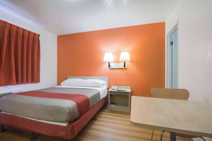 Room 5 of 12