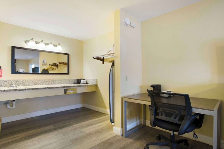 Room 9 of 39