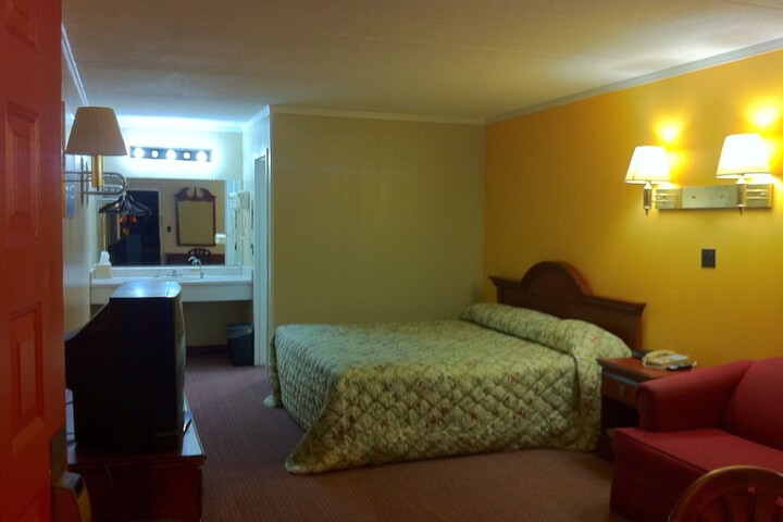 Room 10 of 14