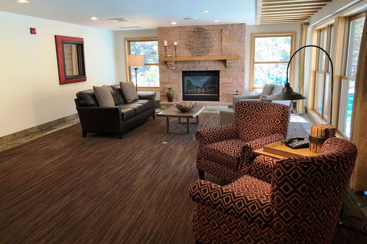 Lounge 49 of 52