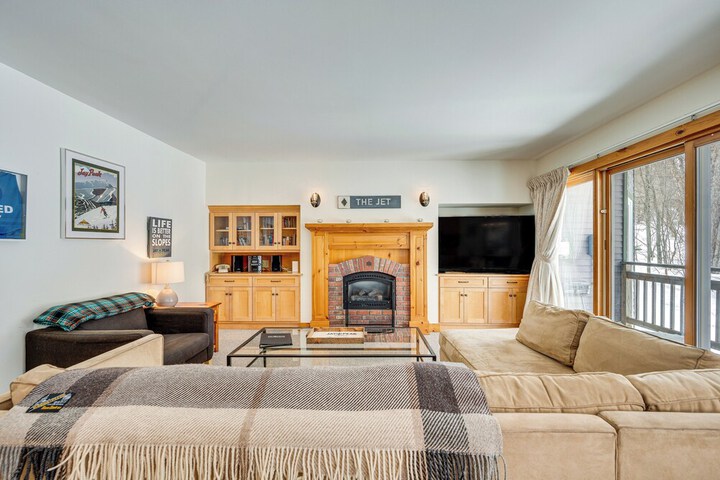 Ski-in Resort Family Condo w / Deck at Jay Peak!