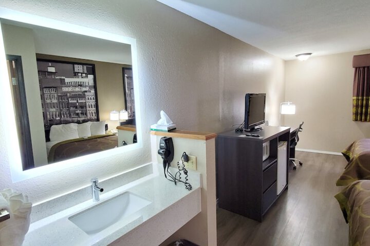 Super 8 by Wyndham Paris