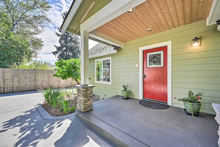 Family-friendly Kirkland Home 1 Mi to Downtown