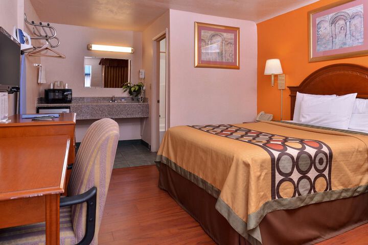 Room 9 of 25