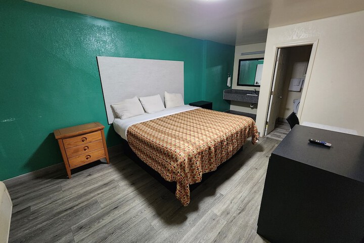 Room 32 of 38