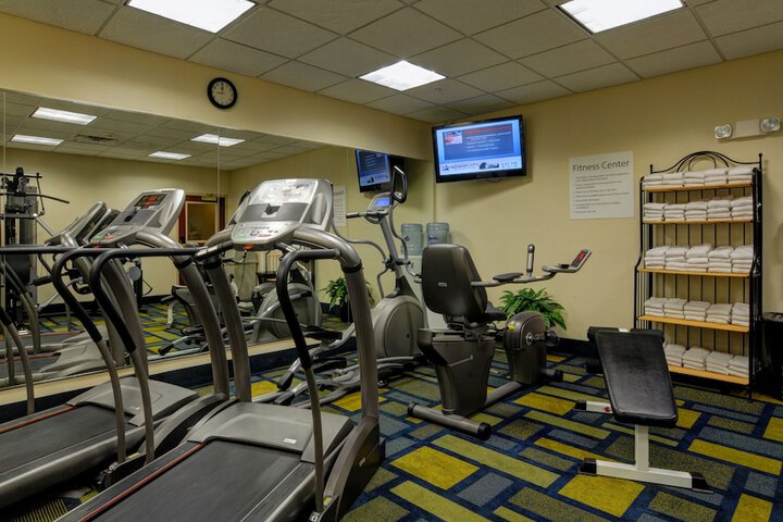 Holiday Inn Express & Suites Midwest by IHG