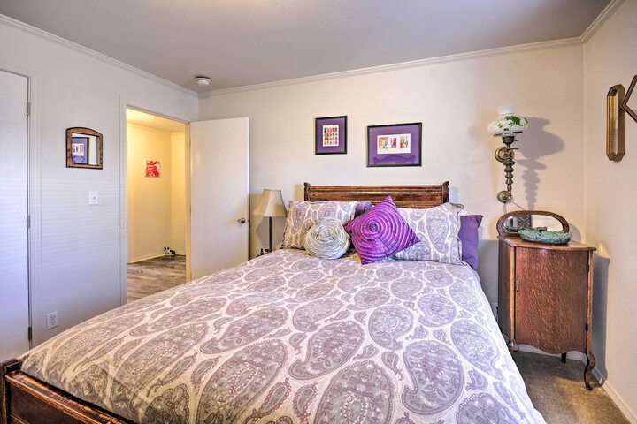 Peaceful Portales Escape w / Patio & Grill!