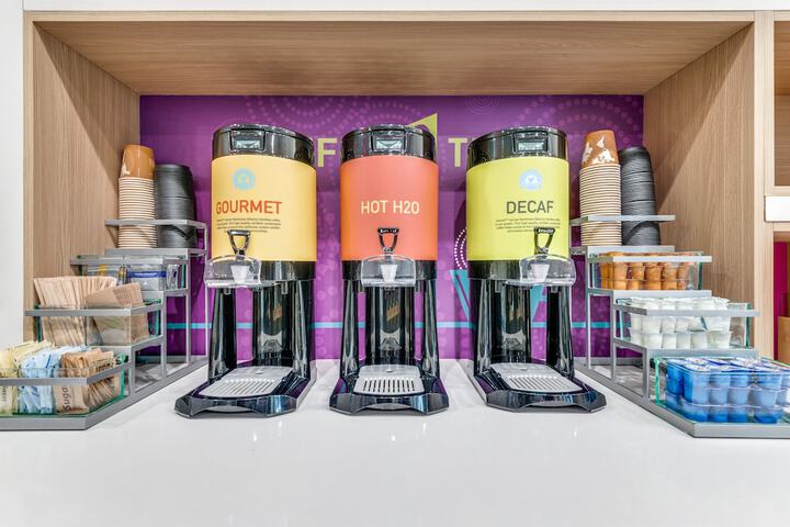 Lounge 23 of 26