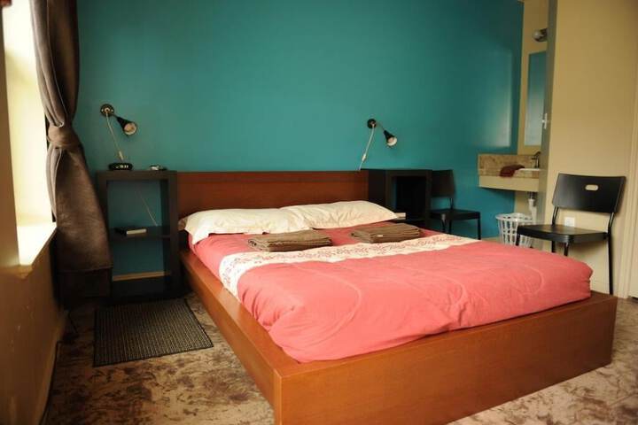 Room 11 of 18