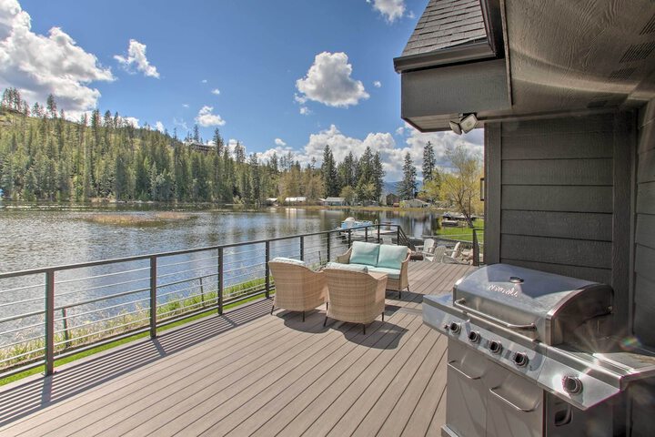 A Contemporary Dream: Lakefront Rathdrum Oasis!