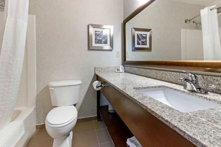 Comfort Inn & Suites Market - Airport