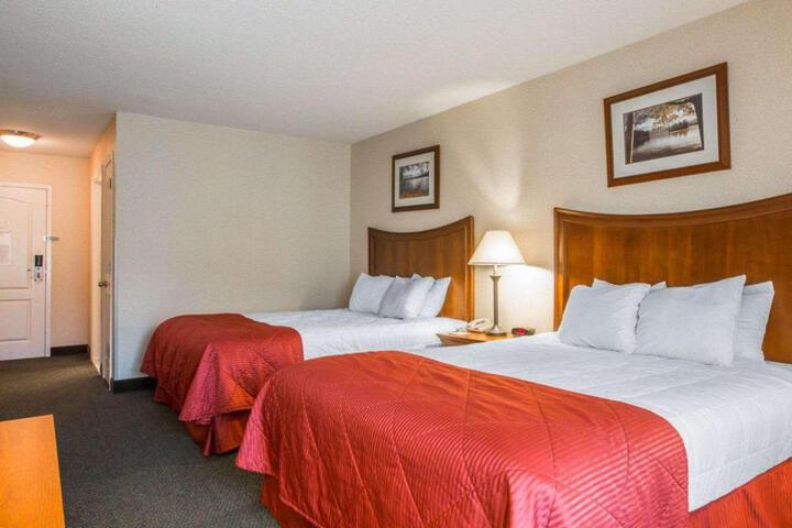 Clarion Inn & Suites at the Outlets of Lake George