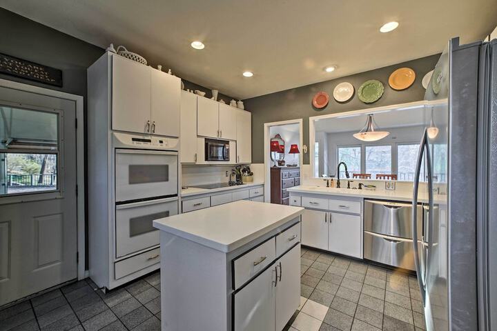 Lakefront Retreat w / Dock & Beach: 2 Miles to Golf