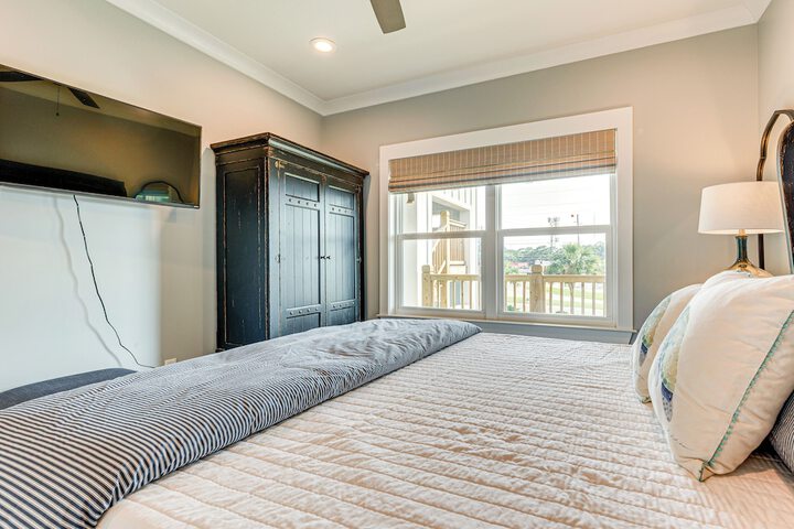 Waterfront Oasis in Dauphin Island - Shared Perks!