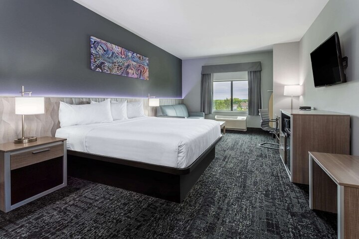 Room 32 of 51