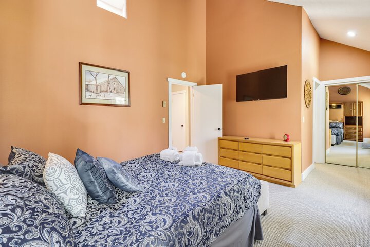 Hike Golf & Explore: Pocono Pines Townhome