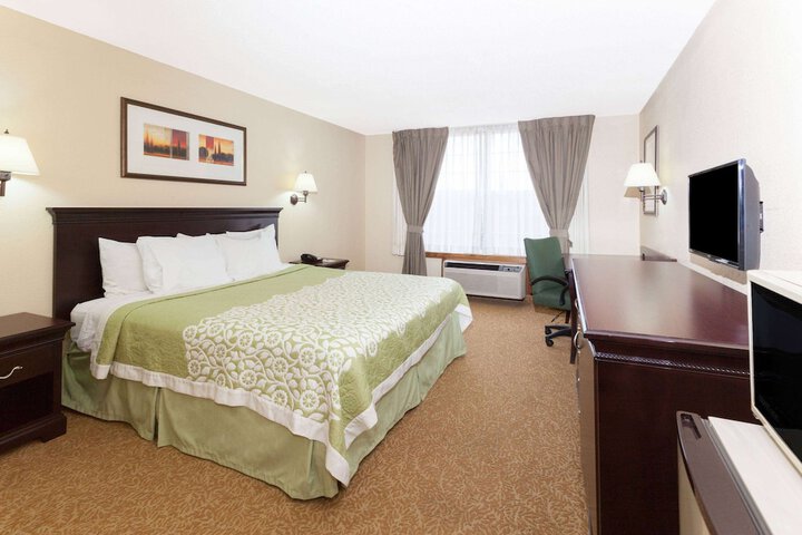 Days Inn & Suites by Wyndham Tucker / Northlake