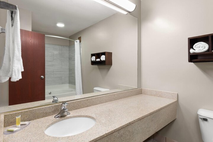 Super 8 by Wyndham Shepherdsville / Louisville South I65
