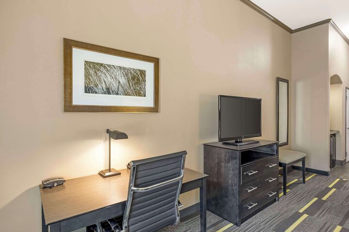 Best Western Plus Emerald Inn & Suites