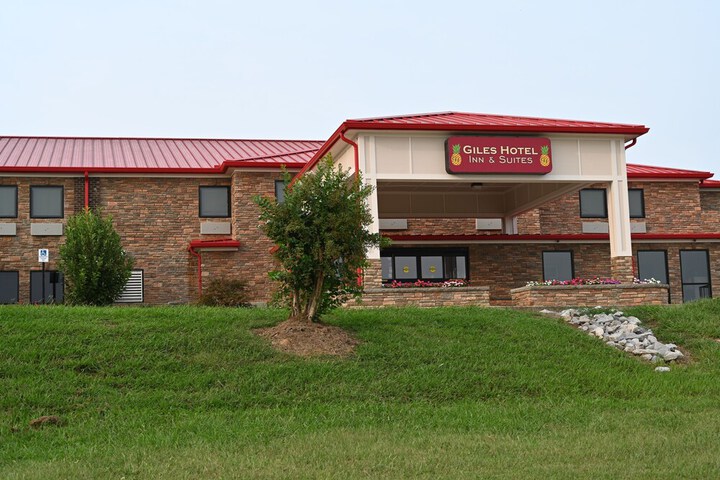 Giles Hotel Inn & Suites