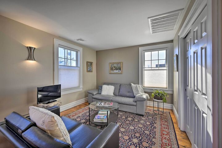 Bright Apartment - 1 / 2 Mi to Greenport Harbor!