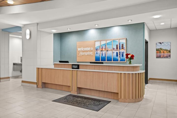 Hampton Inn & Suites Detroit-Canton