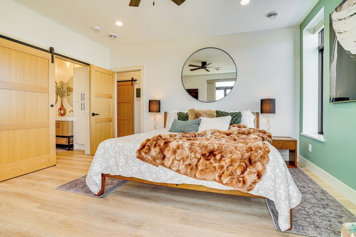 1 Block to Lake City Marina: Condo w / Rooftop Deck
