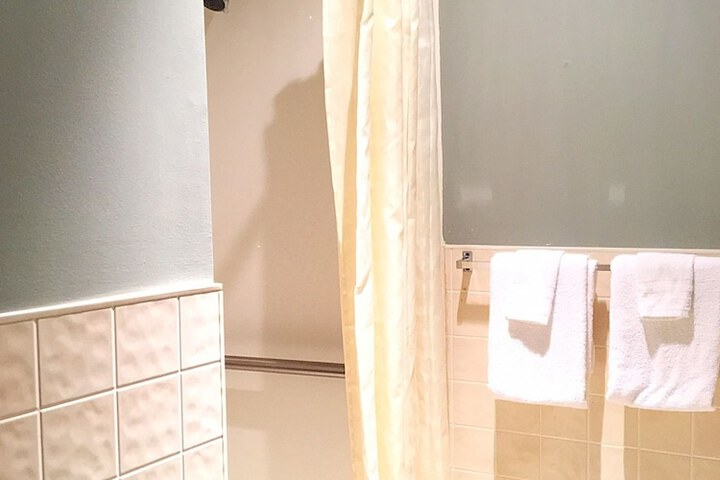Room 8 of 9