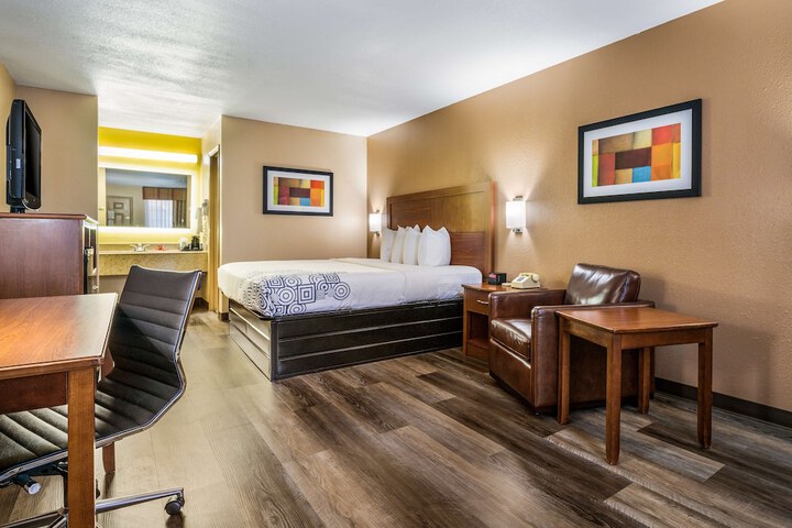 Room 17 of 28