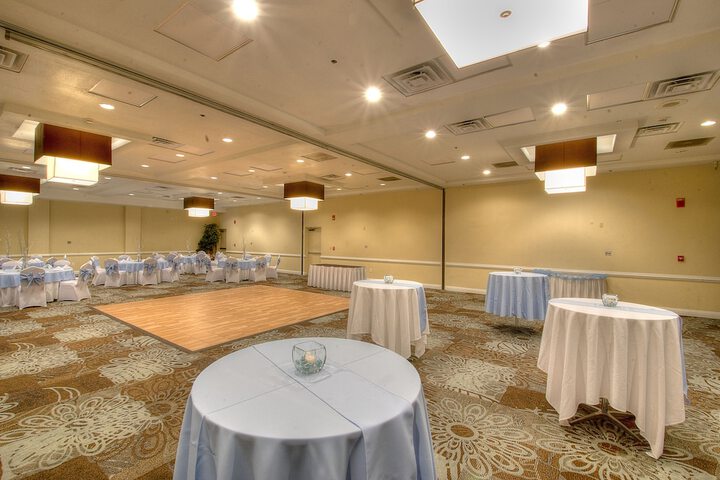 Ballroom/Hall 43 of 44