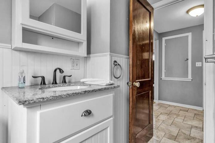 Gorgeous 2 Queen Bedroom Apartment in North Buffalo with 70 inch TV
