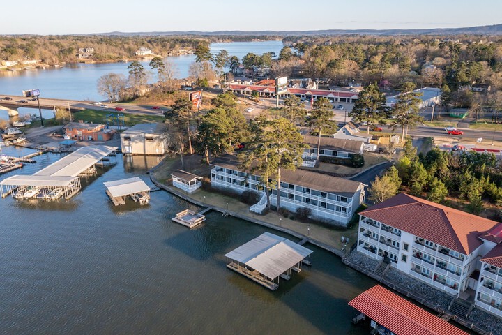 The Hamilton - Lakefront & Studio Suites Hot Springs