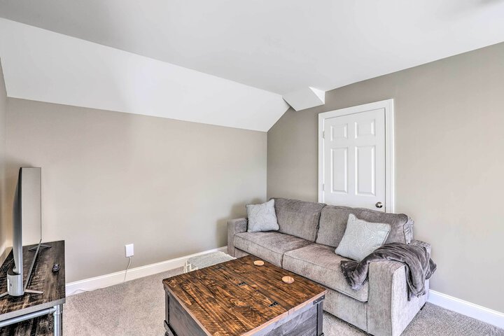 Charming Retreat w / Mtn Views: Walkable Location!
