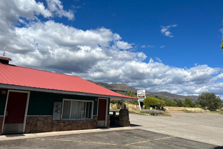Redwood Arms Motel