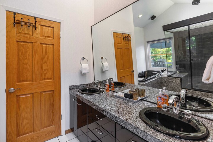 Valley of the Moon by Avantstay Tranquil Escape Large Yard w / Hot Tub & Fire Pit