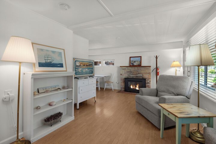 The Waves / The Argonauta Inn/The White Heron Lodge