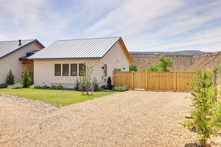 Hot Tub & Views: Modern Home 15 Mi to Zion NP