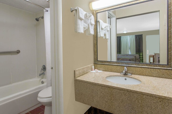Room 10 of 18