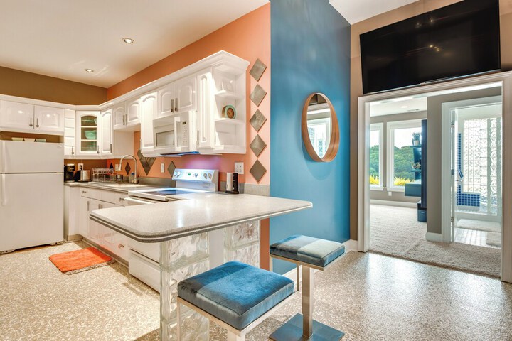 Modern Retreat w / River View in Roswell!